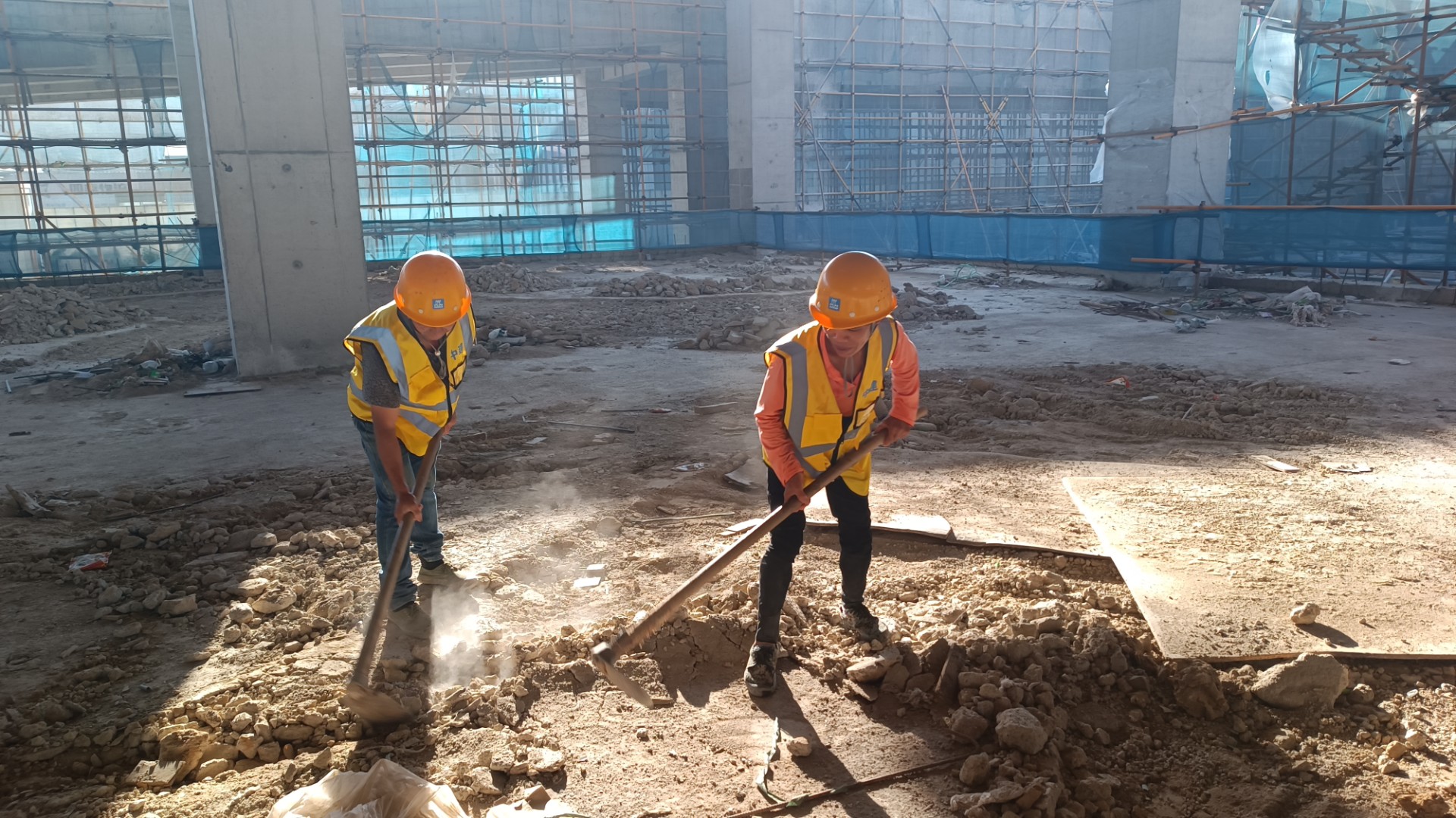 堅(jiān)守一線“戰(zhàn)高溫” 項(xiàng)目建設(shè)有“涼策”，王俊宇拍攝2.jpg