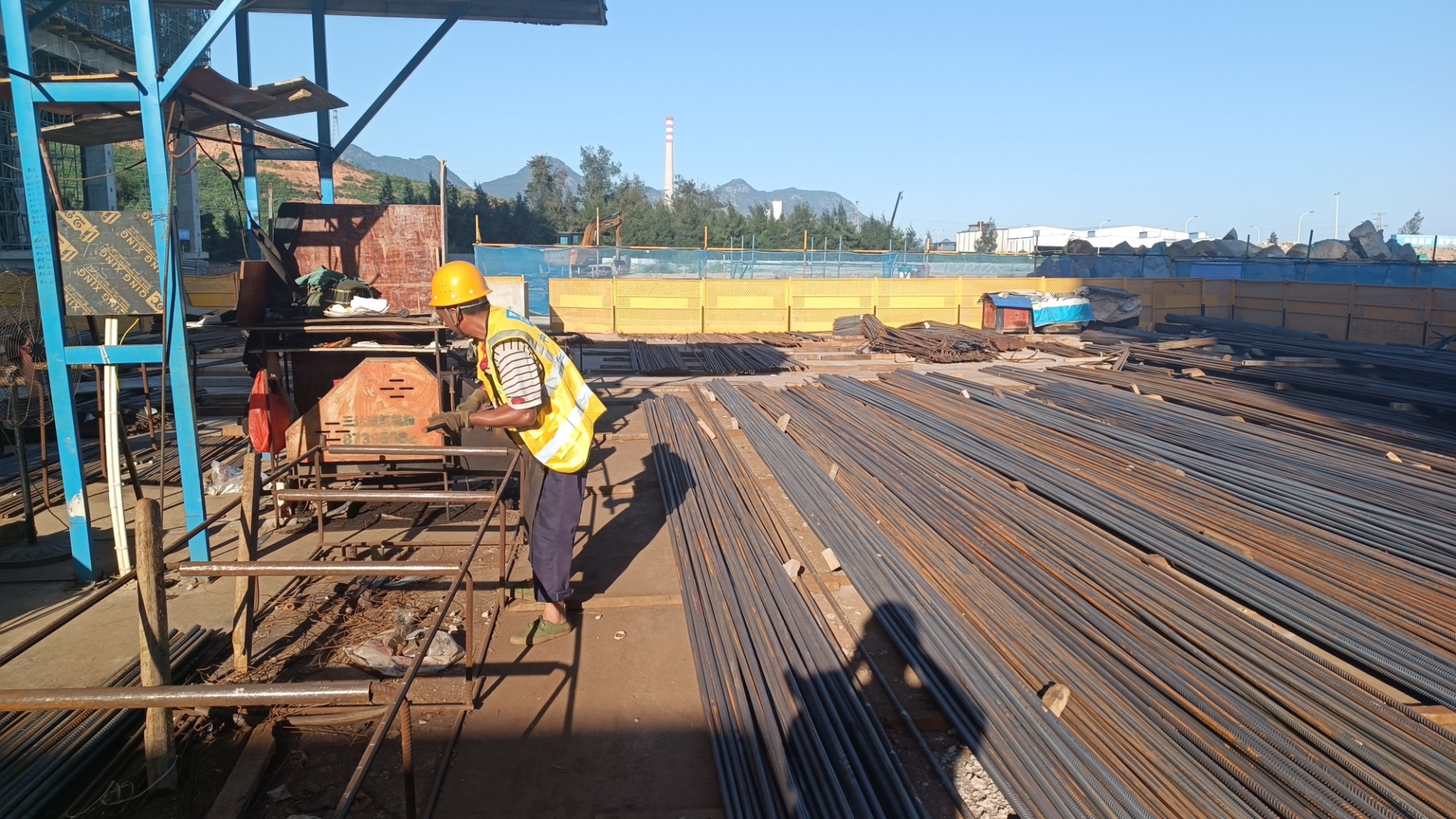 堅(jiān)守一線“戰(zhàn)高溫” 項(xiàng)目建設(shè)有“涼策”，王俊宇拍攝1.jpg