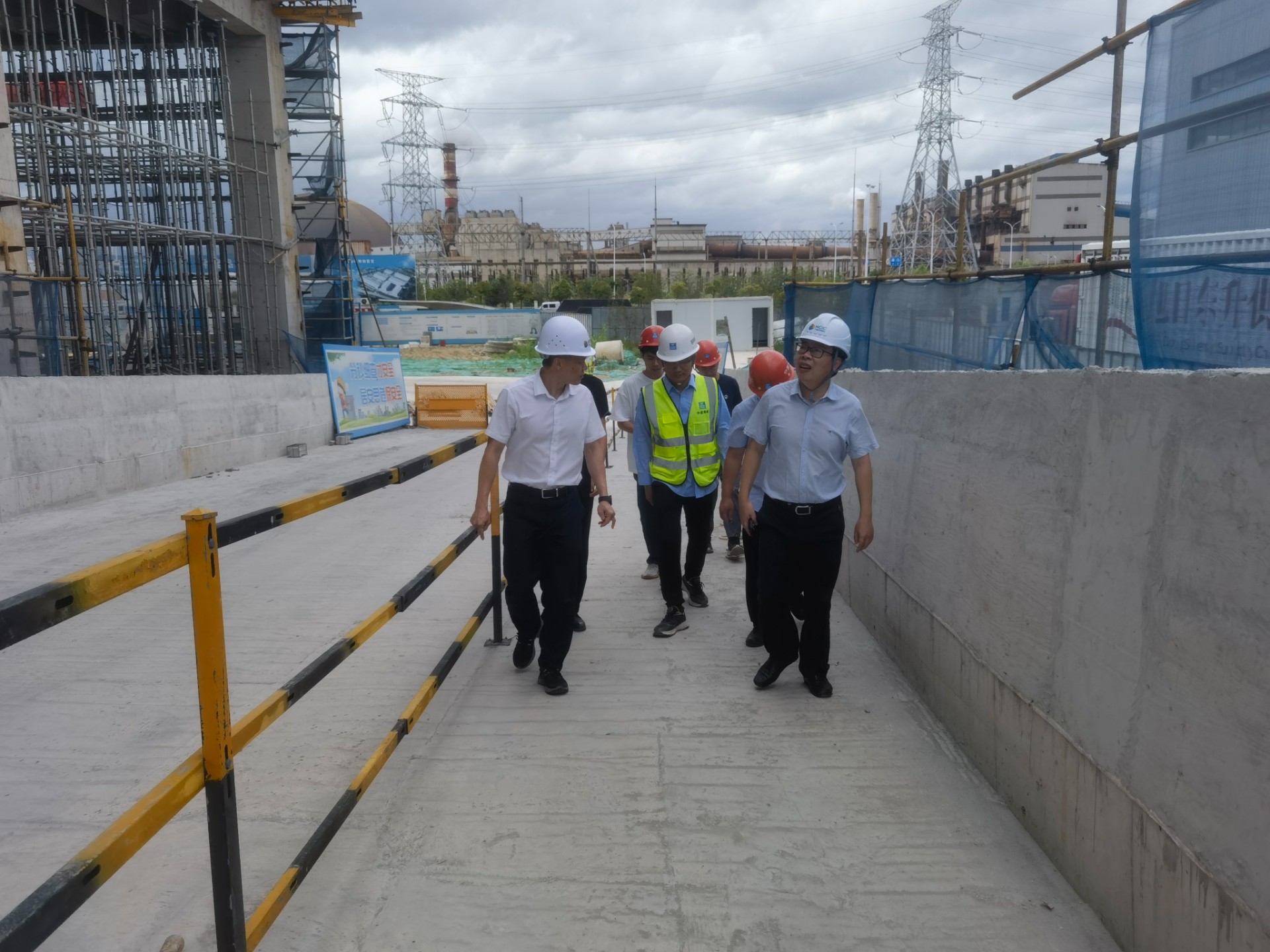 市交投集團(tuán)領(lǐng)導(dǎo)深入市交投物流集團(tuán)重點(diǎn)項(xiàng)目現(xiàn)場檢查指導(dǎo)防汛防臺(tái)風(fēng)工作，曾騫拍攝1.jpg